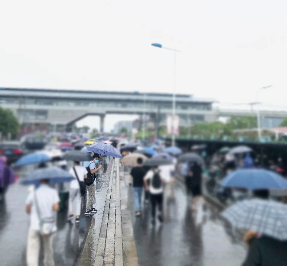 我有我要赶去的远方，哪怕风雨兼程披星戴月……