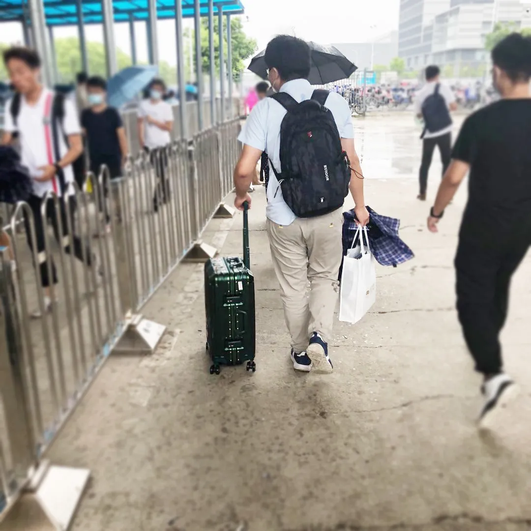 我有我要赶去的远方，哪怕风雨兼程披星戴月……