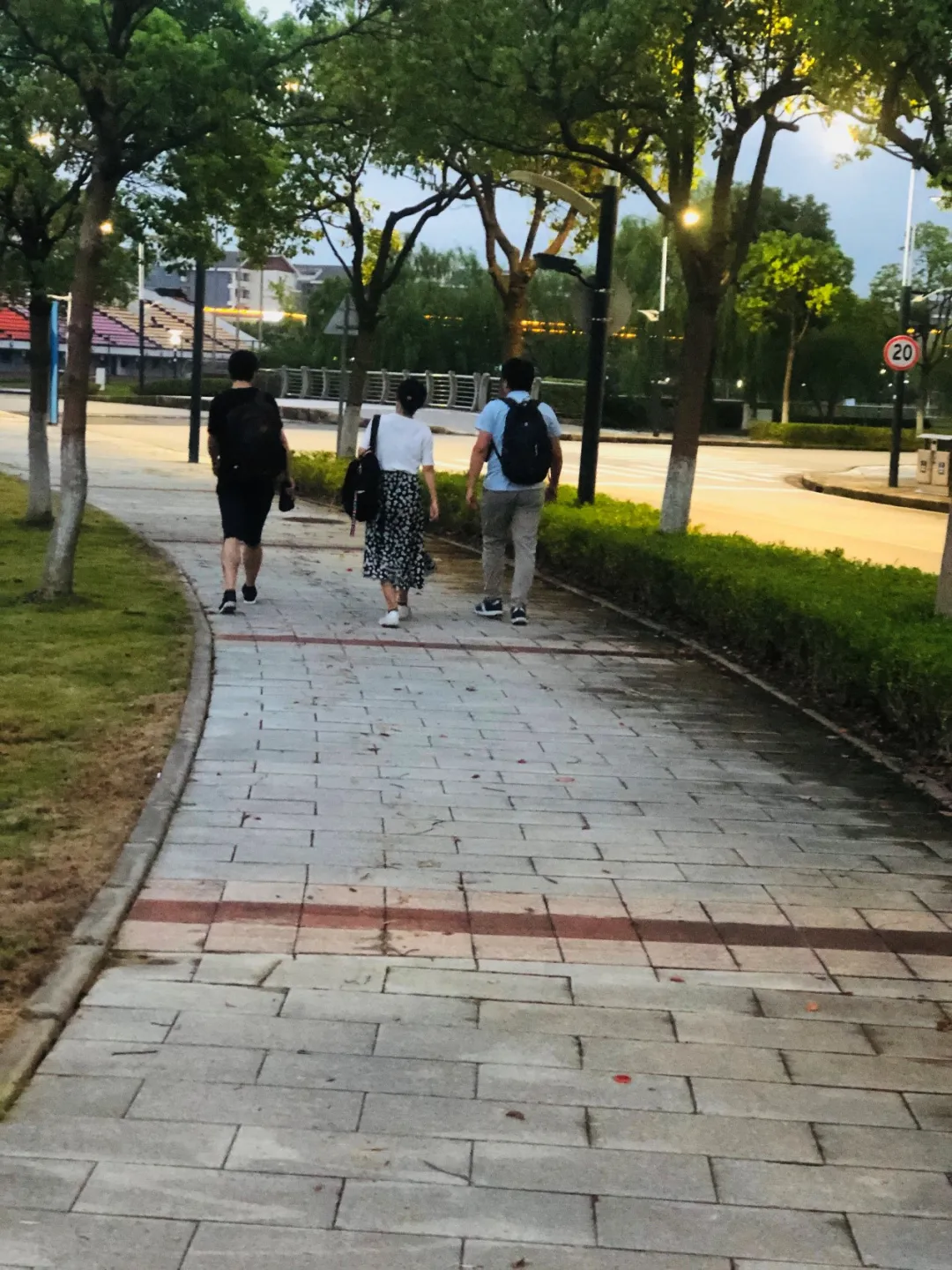 我有我要赶去的远方，哪怕风雨兼程披星戴月……